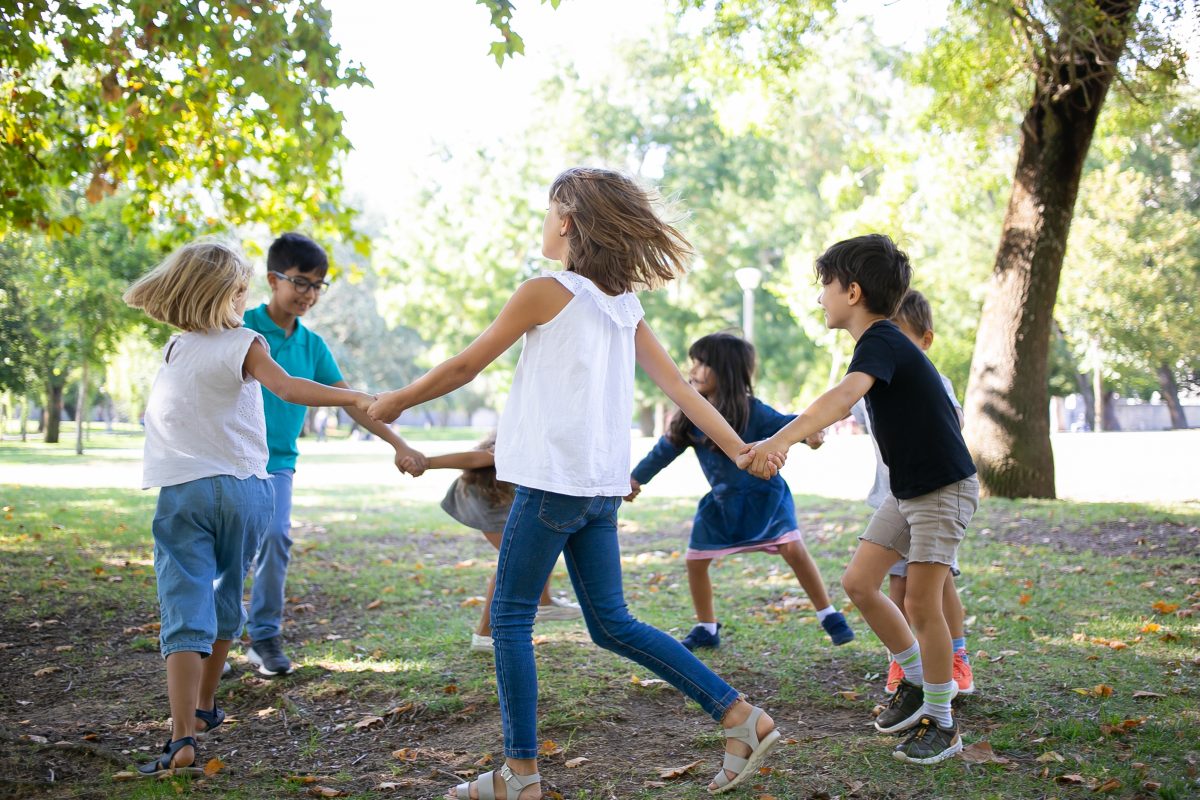 group children holding hands dancing around enjoying outdoor activities having fun park kids party friendship concept - Mütterzentrum e.V. Leipzig