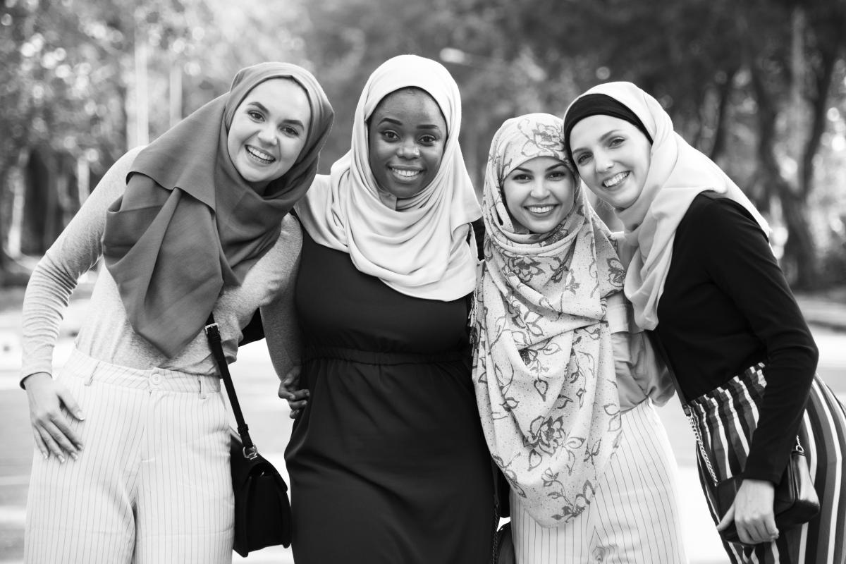 group islamic friends embracing smiling together - Mütterzentrum e.V. Leipzig