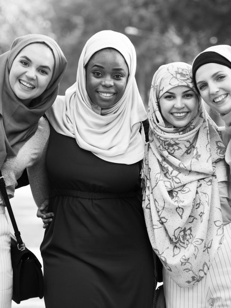 group islamic friends embracing smiling together - Mütterzentrum e.V. Leipzig