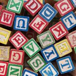 Viele einzelne Würfel mit bunten Buchstaben.