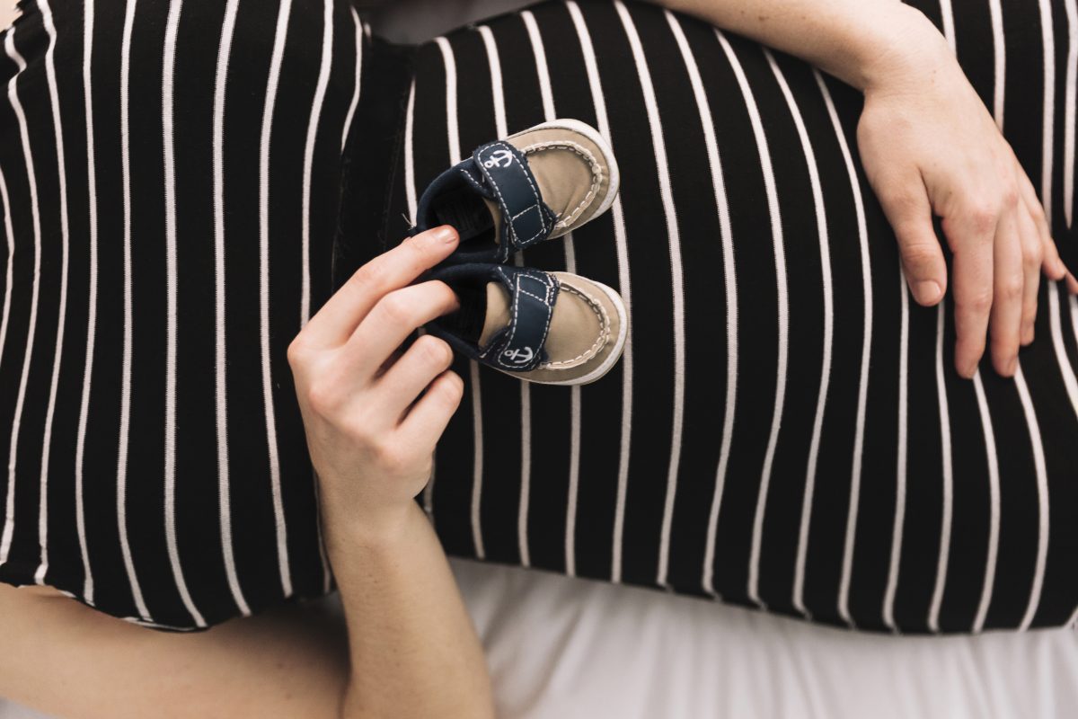 schwangere frau mit babyschuhen - Mütterzentrum e.V. Leipzig