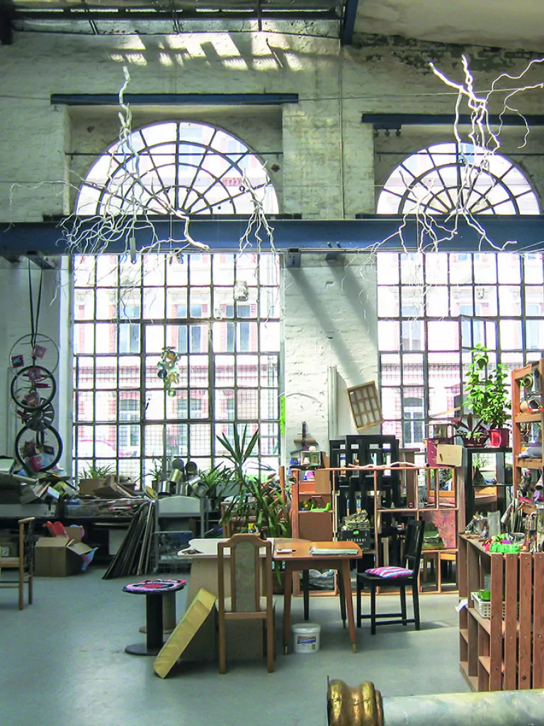 Innen-Ansicht der Restloshalle mit Regalen, Tischen und Stühlen und Materialien