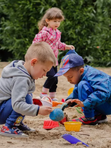 Spielende Kinder im Sandkasten