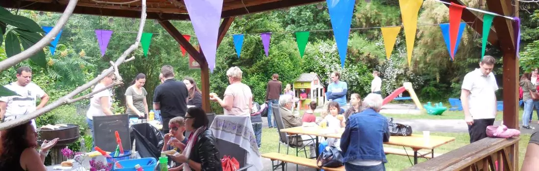 Menschen im geschmückten Garten des Familienzentrums Paunsdorf.