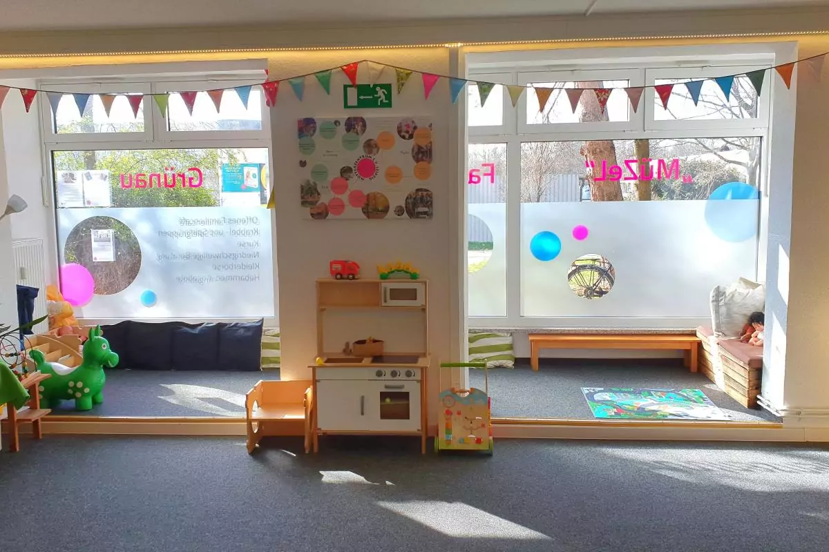 Ein bunt eingerichteter Kinderspiel-Bereich mit Kinderküche