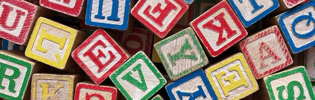 Viele einzelne Würfel mit bunten Buchstaben.