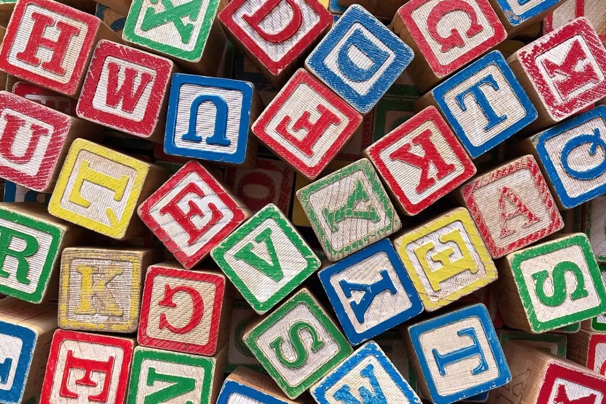 Viele einzelne Würfel mit bunten Buchstaben.