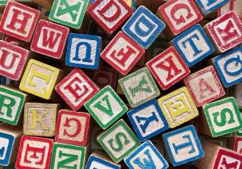 Viele einzelne Würfel mit bunten Buchstaben.