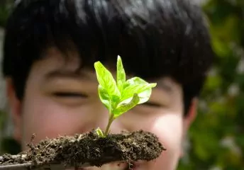 Ein Kind beim Gärtnern