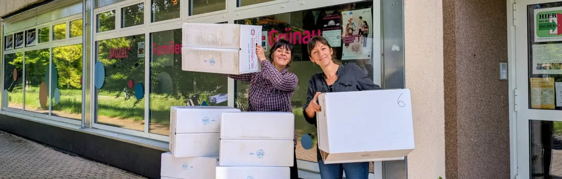 Cindy Deckert und Stephanie Schmutzer stapeln Umzugskartons vor dem Grünauer Familienzentrum.