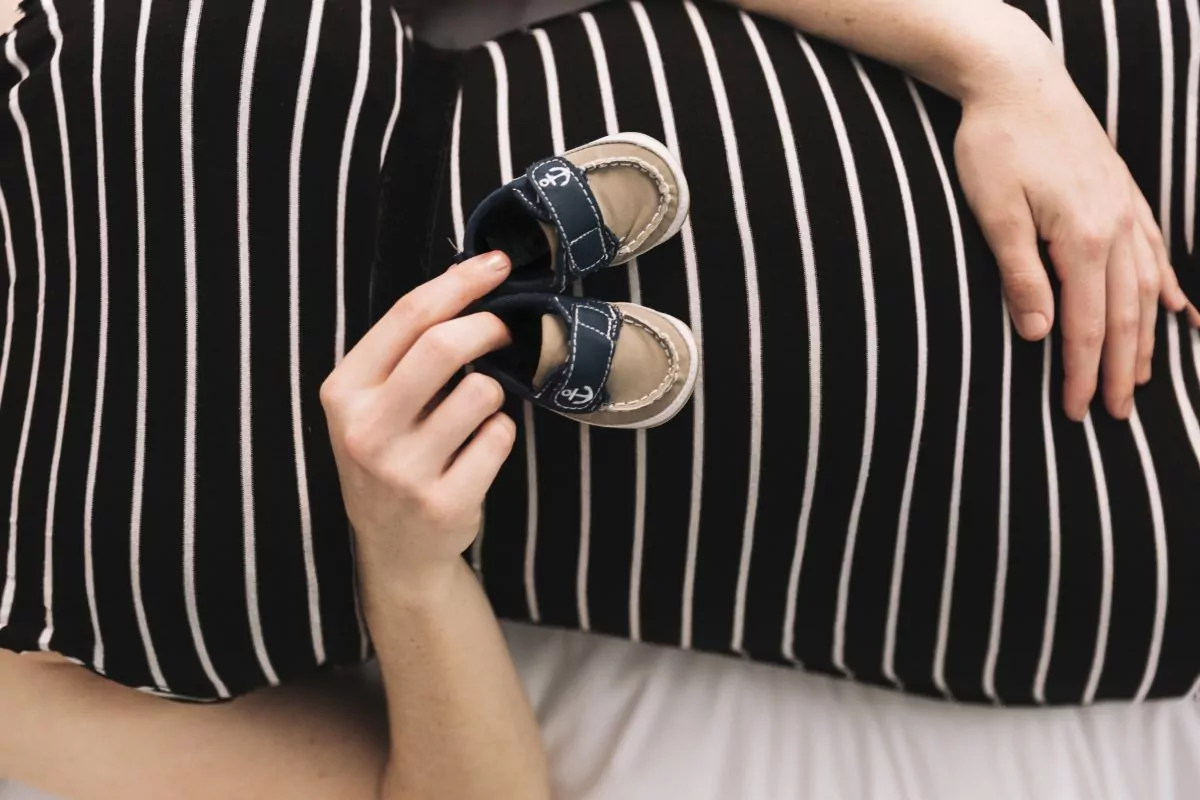 schwangere frau mit babyschuhen - Mütterzentrum e.V. Leipzig